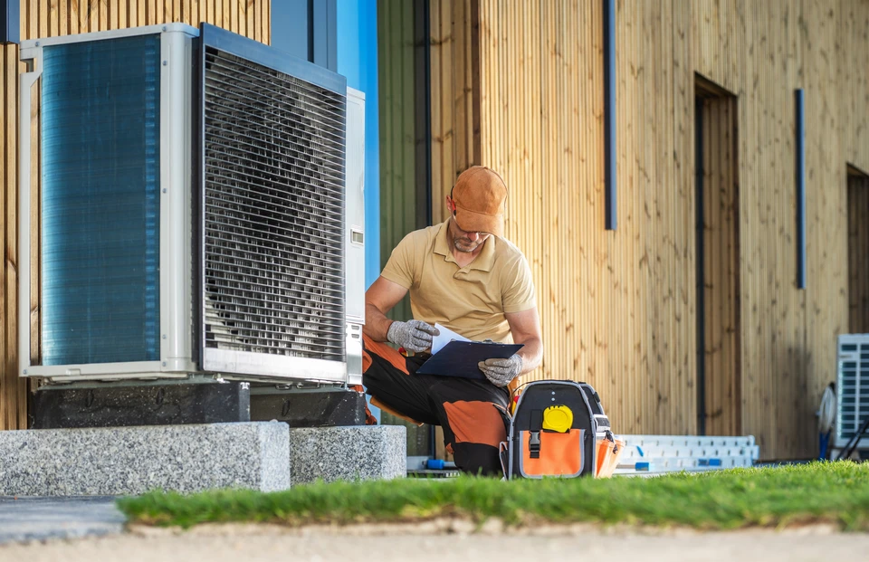 Int&eacute;rieur d'atelier de maintenance HVAC avec pompe &agrave; vide professionnelle bleue et grise au premier plan