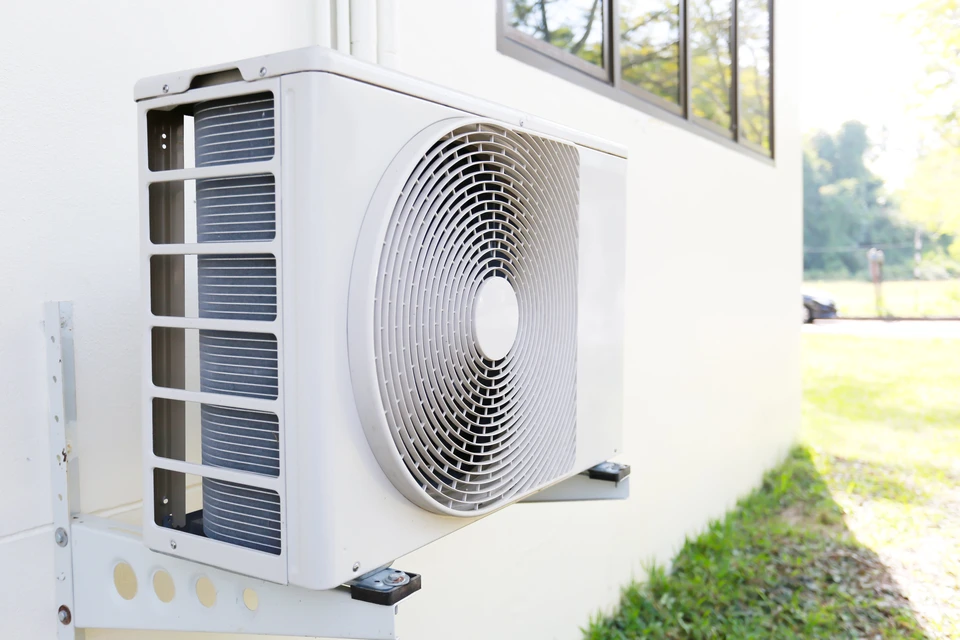 Installation du compresseur d'unité extérieure en état d'air à l'extérieur de la maison