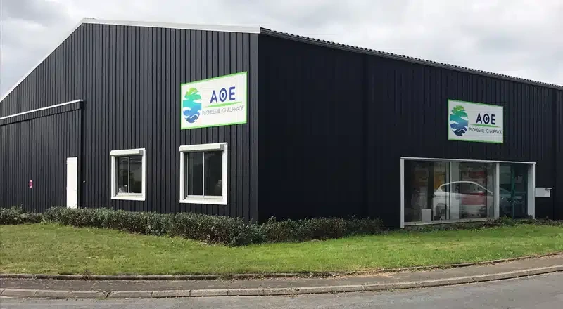 Sc&egrave;ne industrielle int&eacute;rieure montrant un syst&egrave;me de chauffage avec chaudi&egrave;re blanche &eacute;quip&eacute;e de vannes dor&eacute;es, manom&egrave;tres et r&eacute;gulateurs