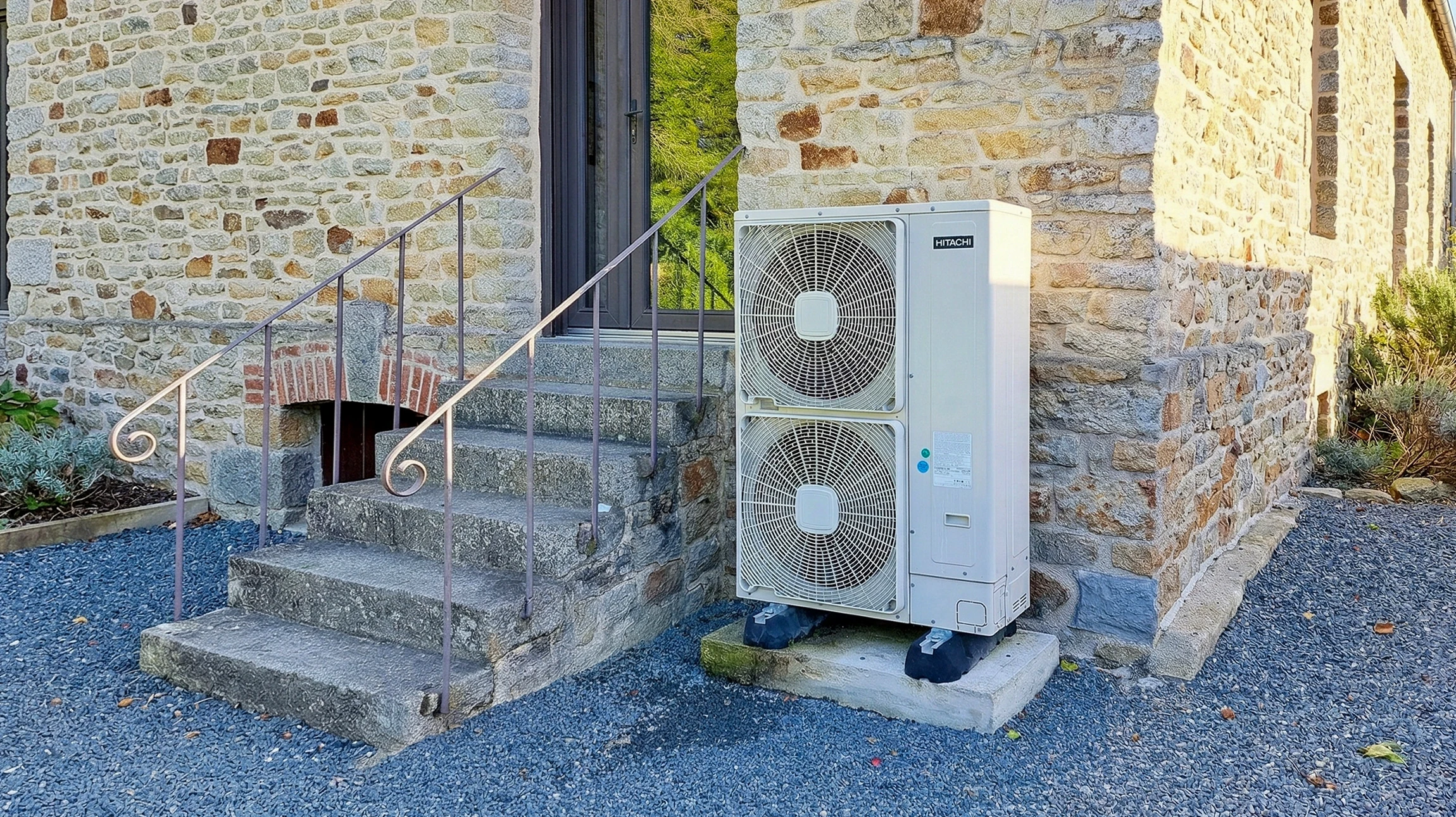 Ouvrier en combinaison installant un système de chauffage au sol dans une pièce en construction