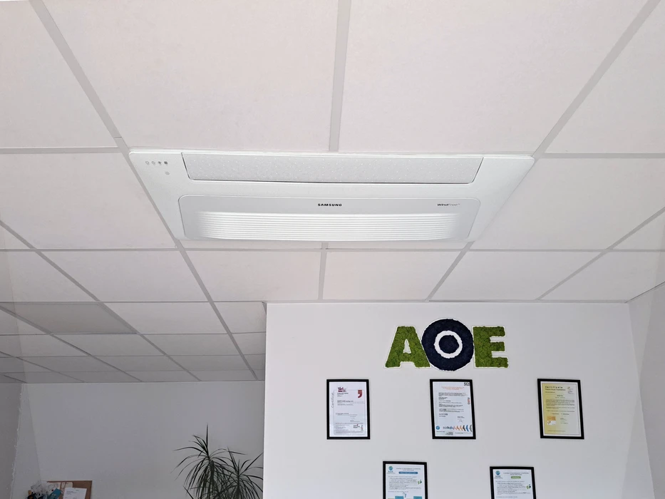 Bureaux professionnels avec climatiseur plafonnier Samsung WindFree en saillie sur faux-plafond dalle 600x600mm